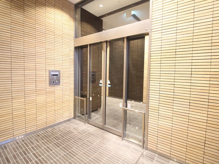 物件外観写真4　(エントランス部分)