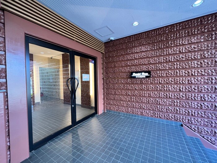 物件外観写真2　(エントランス部分)