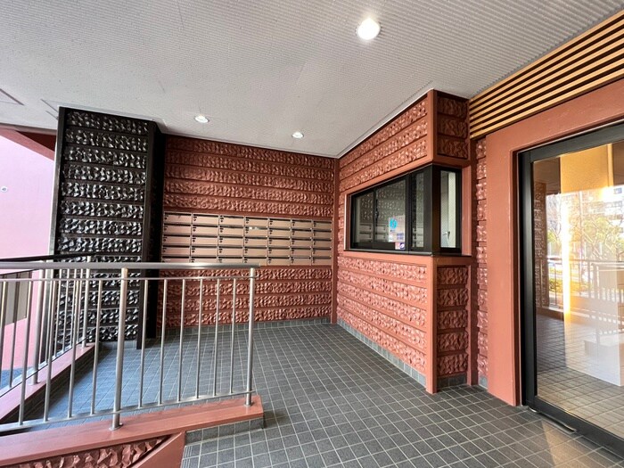 物件外観写真4　(エントランス部分)