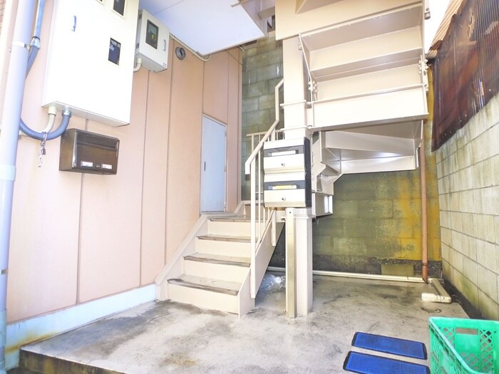 物件外観写真4　(エントランス部分)