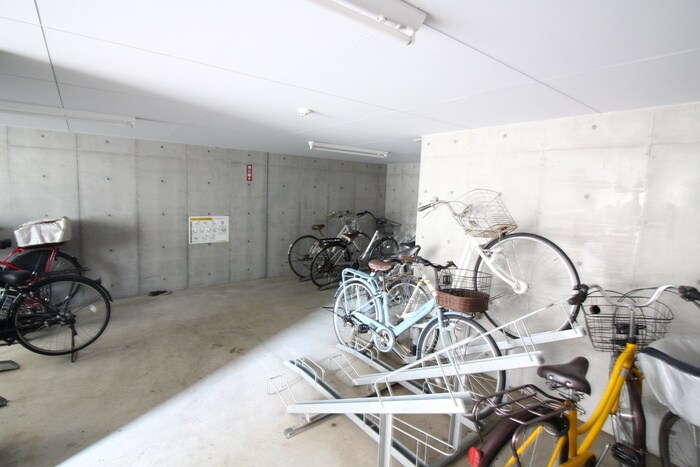 物件外観写真4　(駐輪場)