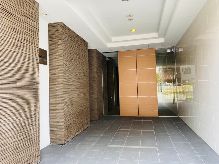 物件外観写真3　(エントランス部分)