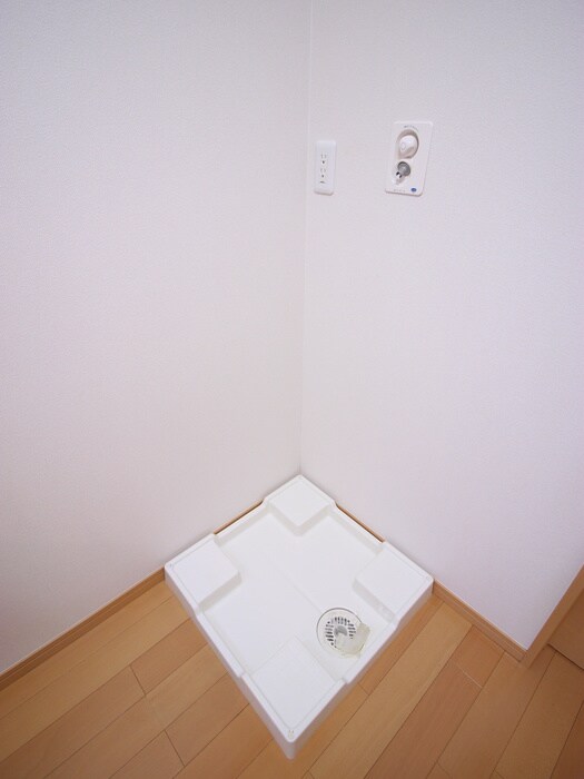 物件内観写真12　(洗濯機置場)