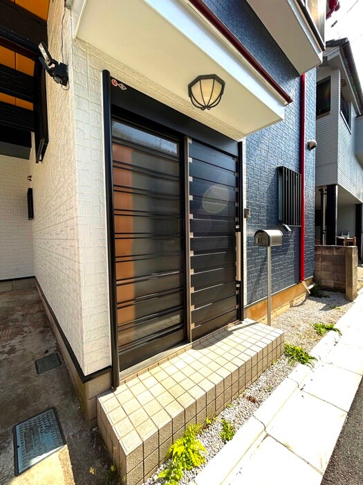 物件外観写真2　(エントランス部分)