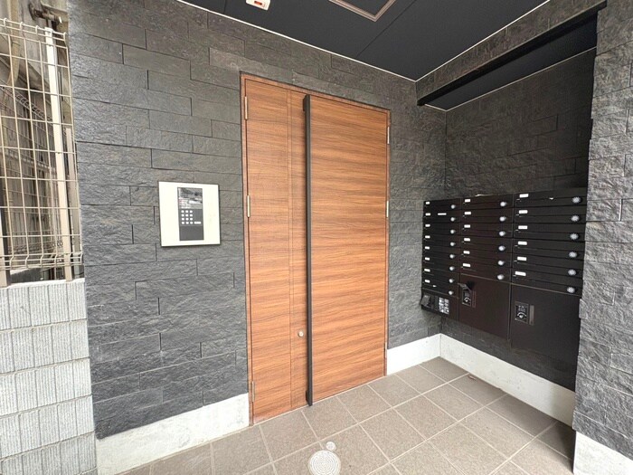 物件外観写真5　(エントランス部分)