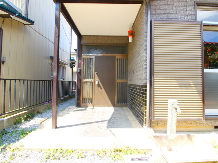 物件外観写真5　(エントランス部分)