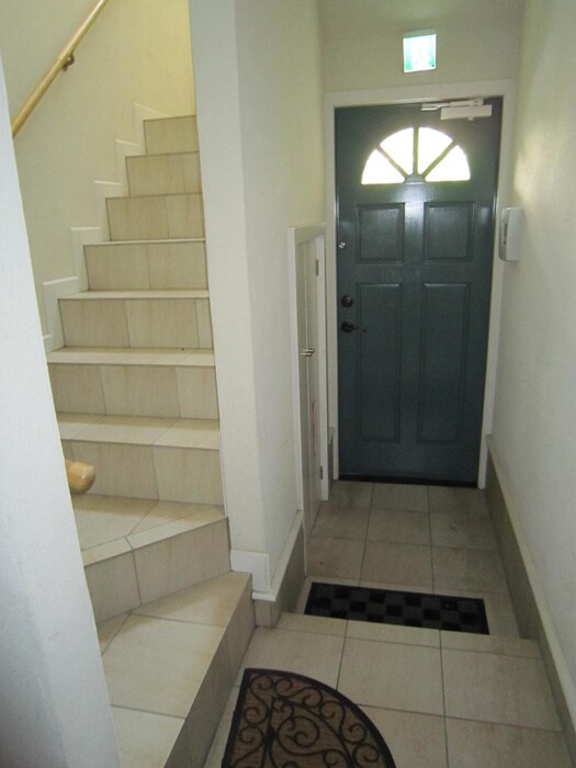 物件外観写真6　(エントランス部分)