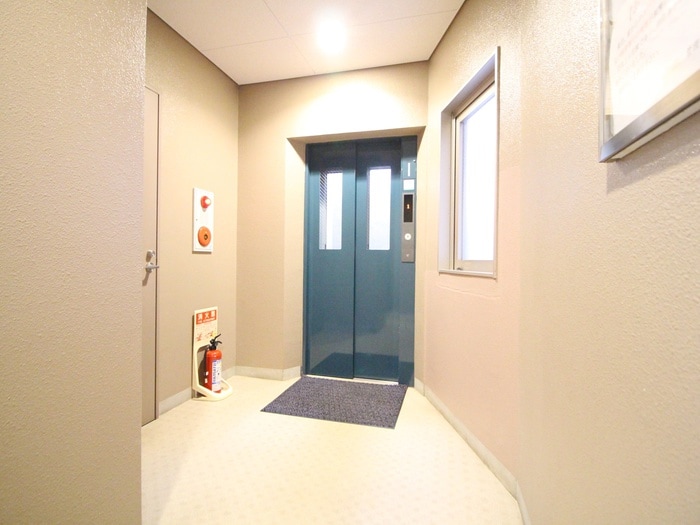 物件外観写真4　(エントランス部分)