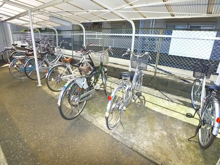 物件外観写真4　(駐輪場)