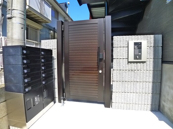 物件外観写真2　(エントランス部分)