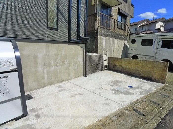 物件外観写真4　(駐車場)