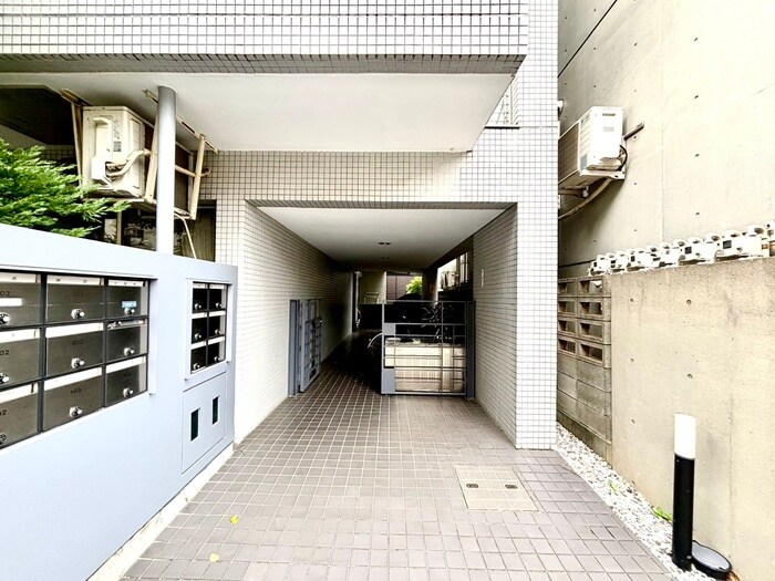 物件外観写真3　(エントランス部分)