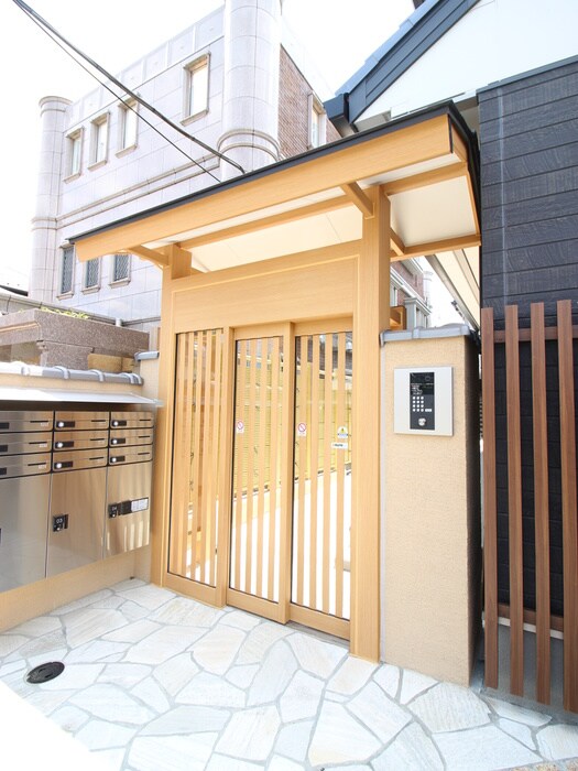 物件外観写真3　(エントランス部分)