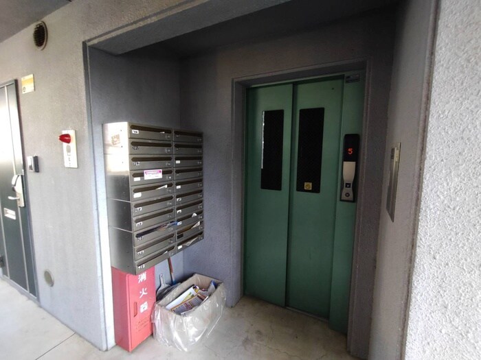 物件外観写真6　(エントランス部分)