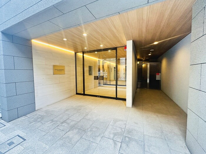 物件外観写真4　(エントランス部分)