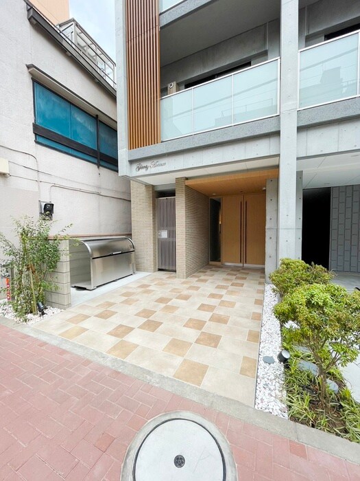 物件外観写真2　(エントランス部分)