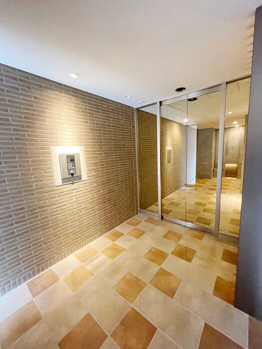 物件外観写真6　(エントランス部分)