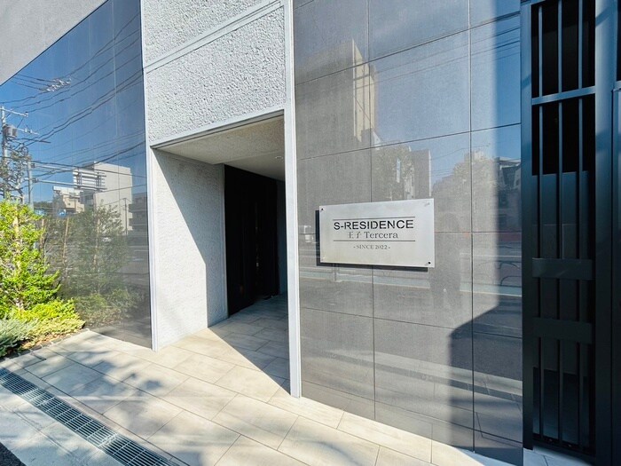 物件外観写真2　(エントランス部分)