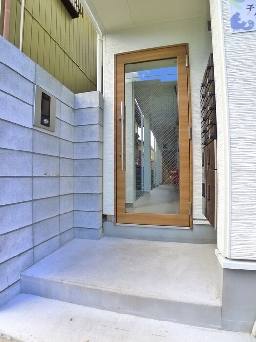 物件外観写真2　(エントランス部分)