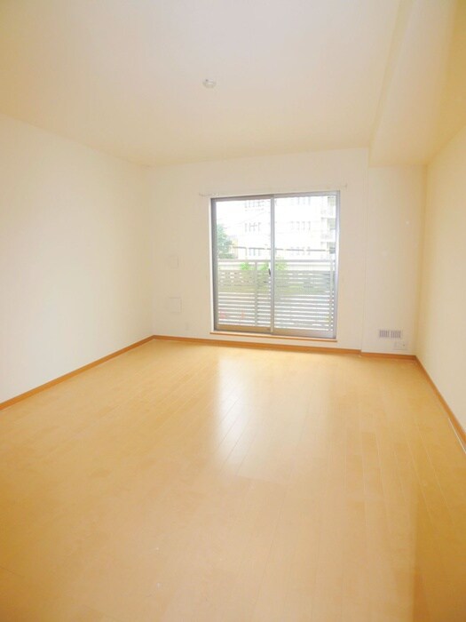 物件内観写真4　(室内からの展望)