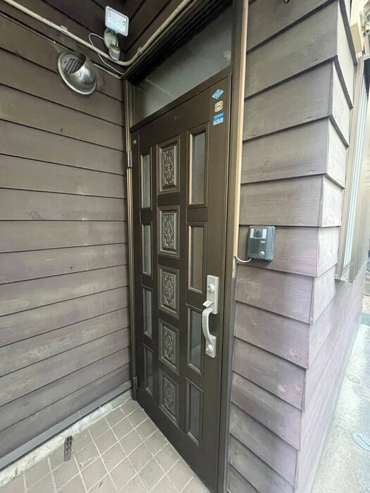 物件外観写真2　(エントランス部分)