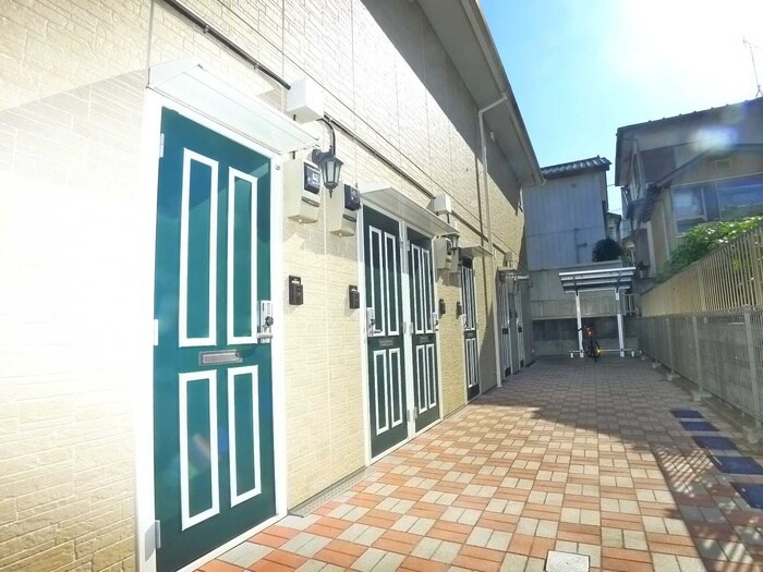 物件外観写真2　(エントランス部分)