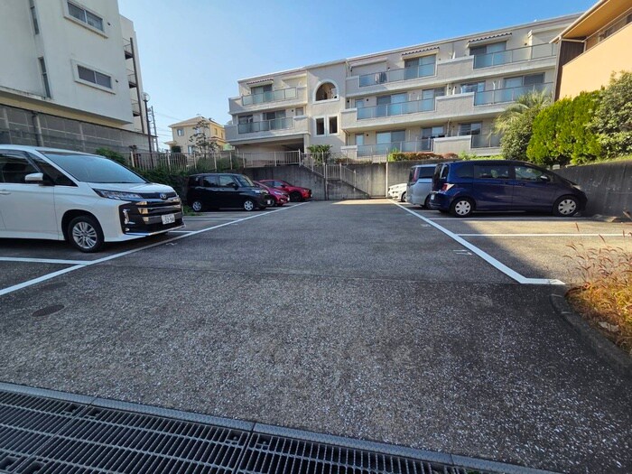 物件外観写真5　(駐車場)