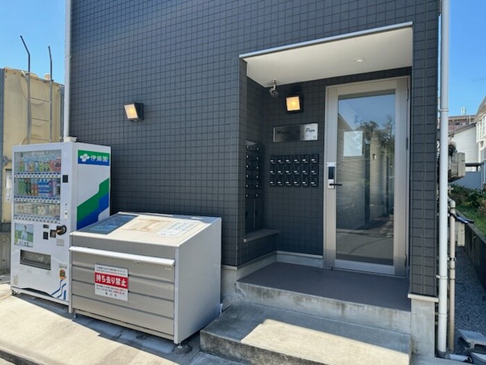 物件外観写真3　(エントランス部分)