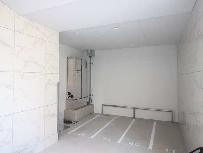 物件外観写真3　(バイク置き場)