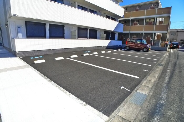 物件外観写真4　(駐車場)