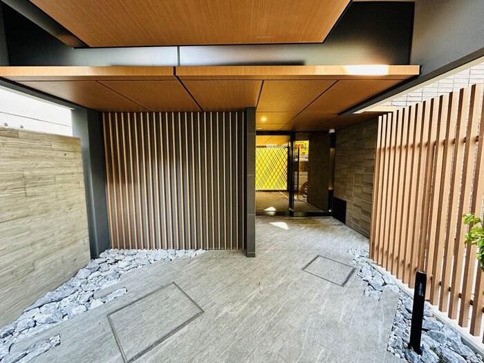 物件外観写真2　(エントランス部分)