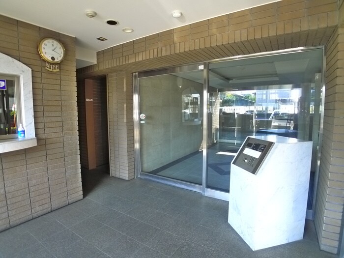 物件外観写真2　(エントランス部分)