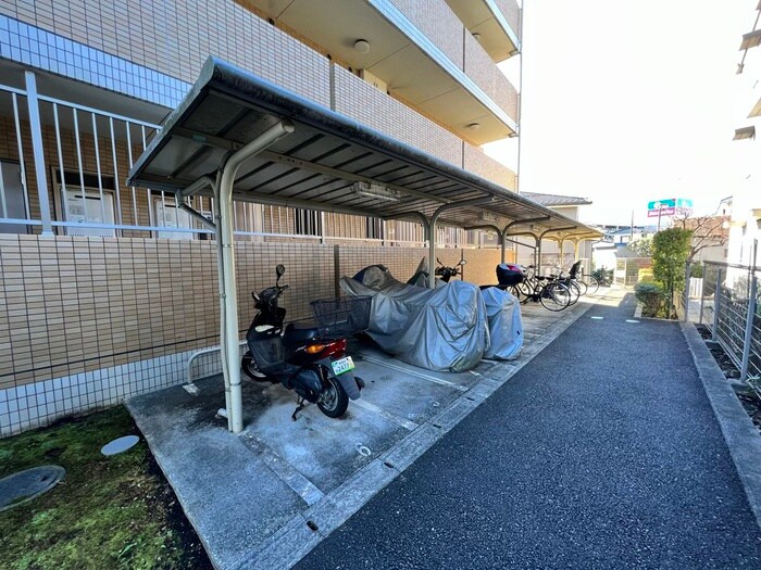 物件外観写真4　(駐輪場)