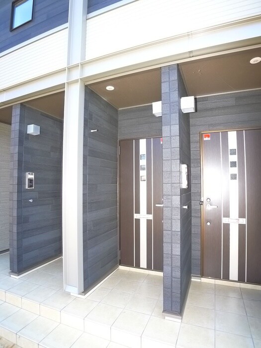 物件外観写真3　(エントランス部分)