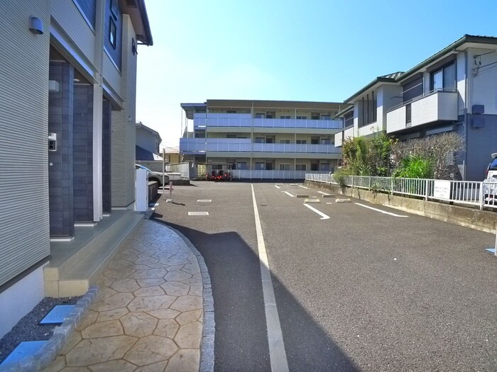 物件外観写真5　(駐車場)