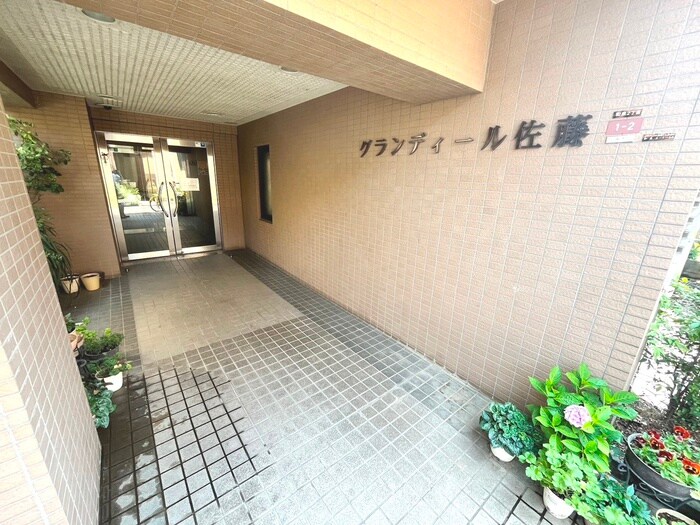 物件外観写真3　(エントランス部分)