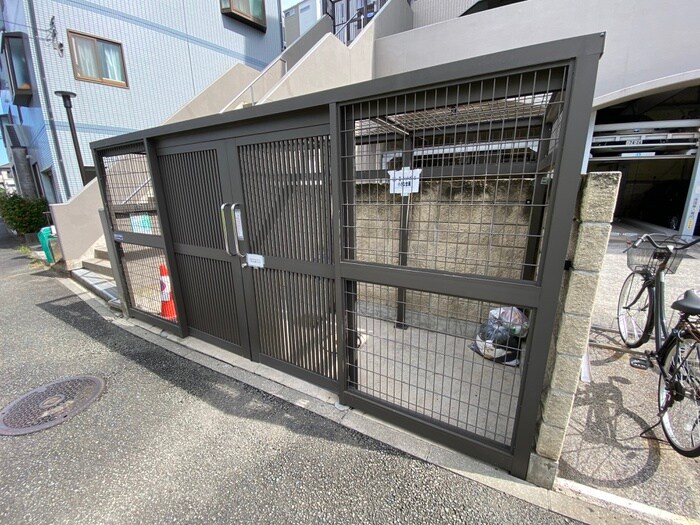 物件外観写真3　(エントランス部分)