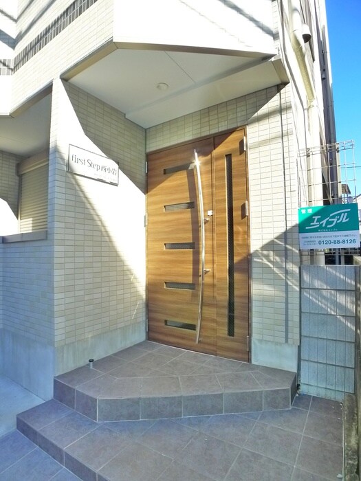 物件外観写真4　(エントランス部分)