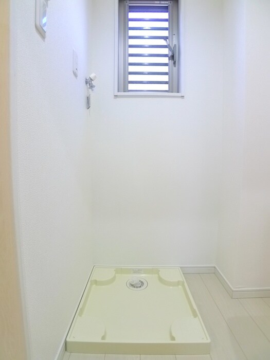 物件内観写真16　(洗濯機置場)