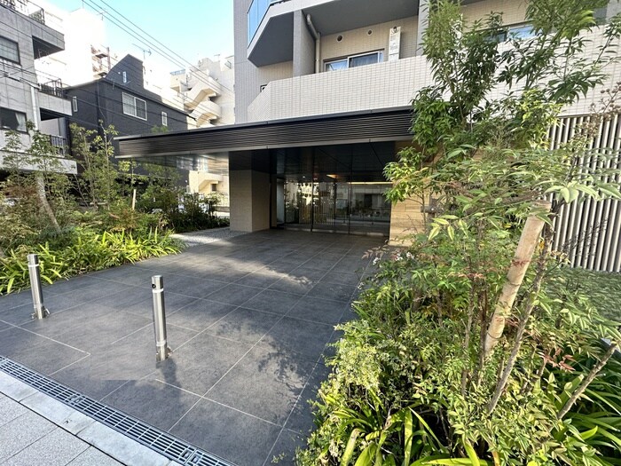 物件外観写真2　(エントランス部分)