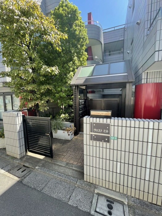 物件外観写真4　(エントランス部分)