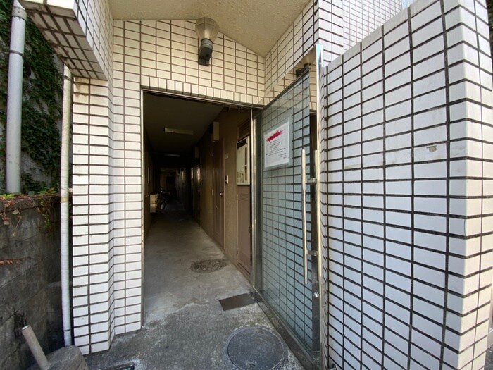 物件外観写真3　(エントランス部分)