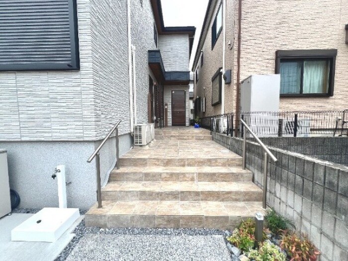 物件外観写真2　(エントランス部分)