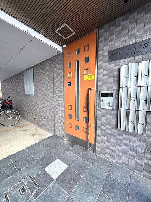 物件外観写真2　(エントランス部分)