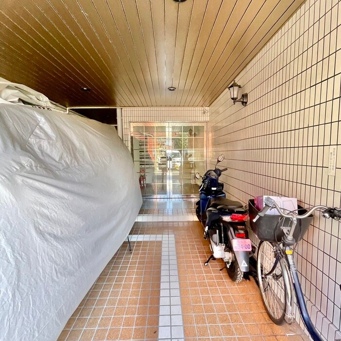 物件外観写真4　(エントランス部分)