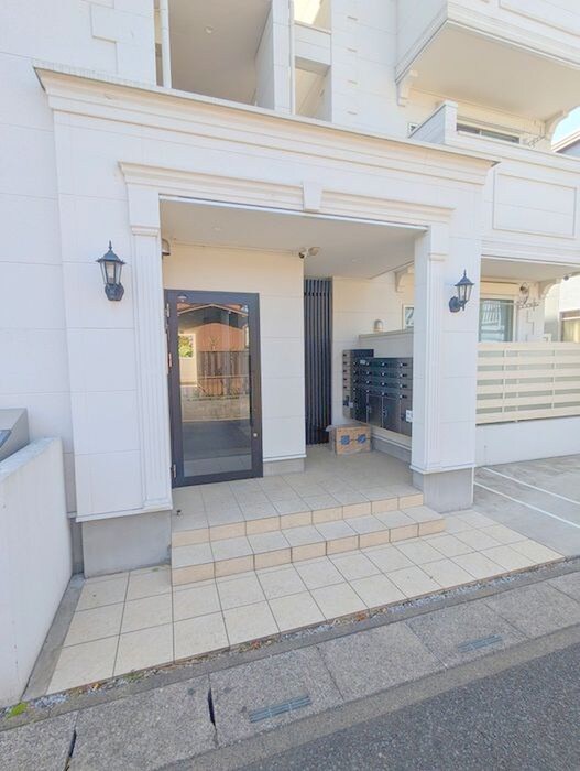 物件外観写真4　(エントランス部分)