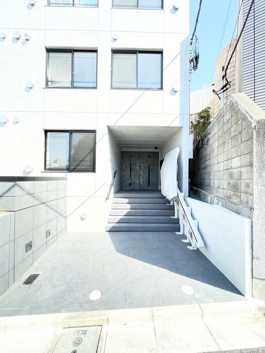 物件外観写真4　(エントランス部分)