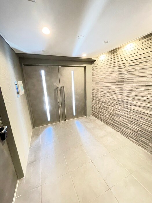 物件外観写真6　(エントランス部分)