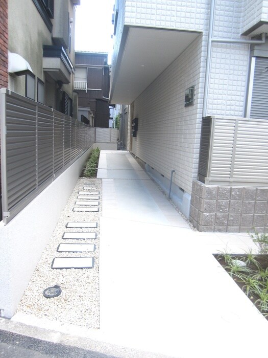 物件外観写真3　(エントランス部分)