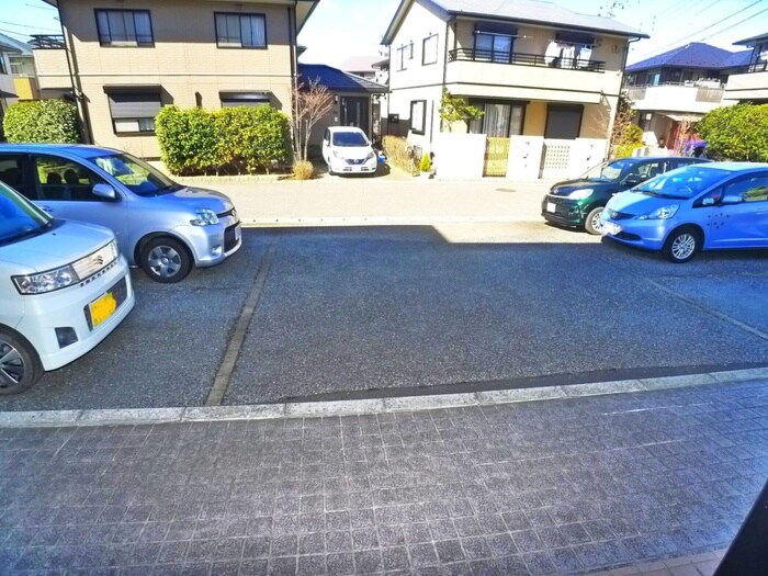 物件外観写真3　(駐車場)